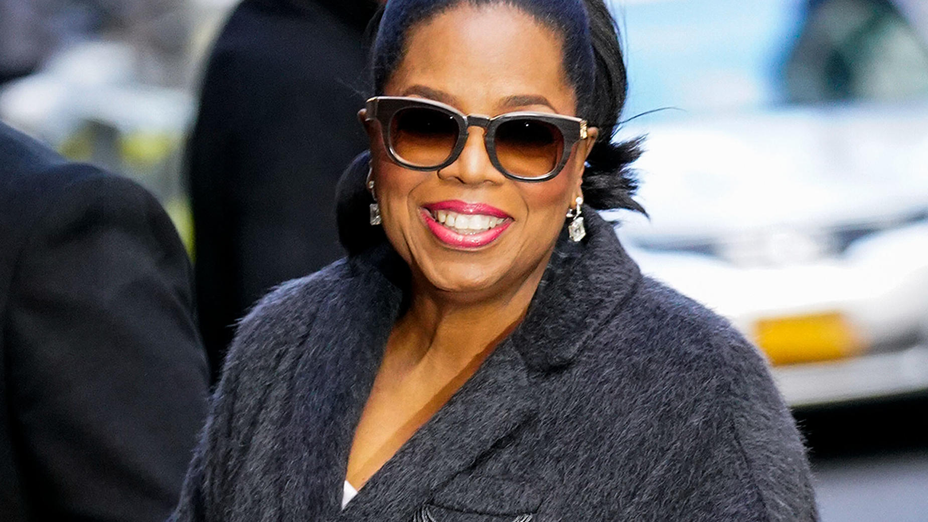 Oprah Winfrey: Präsidentschaftskandidatur doch nicht vom Tisch? Oprah Winfrey waves hello when she arrives at Colbert show in New York