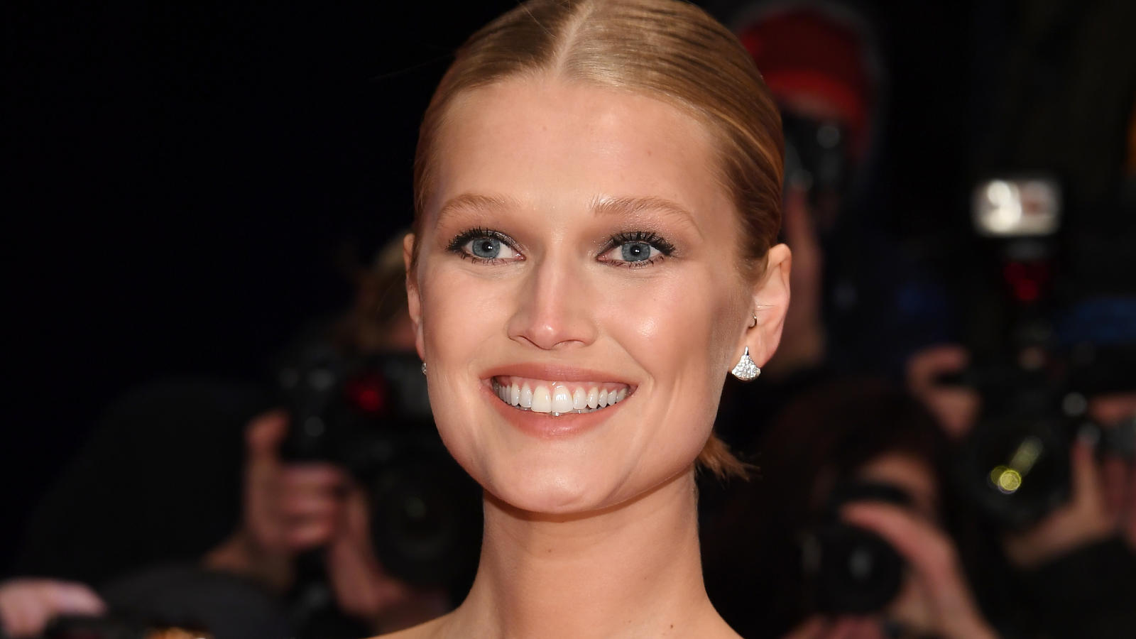 Toni Garrn vermisst ihre Augenbrauen Hier noch mit Augenbrauen - Toni Garrn fühlt sich wie ein Alien