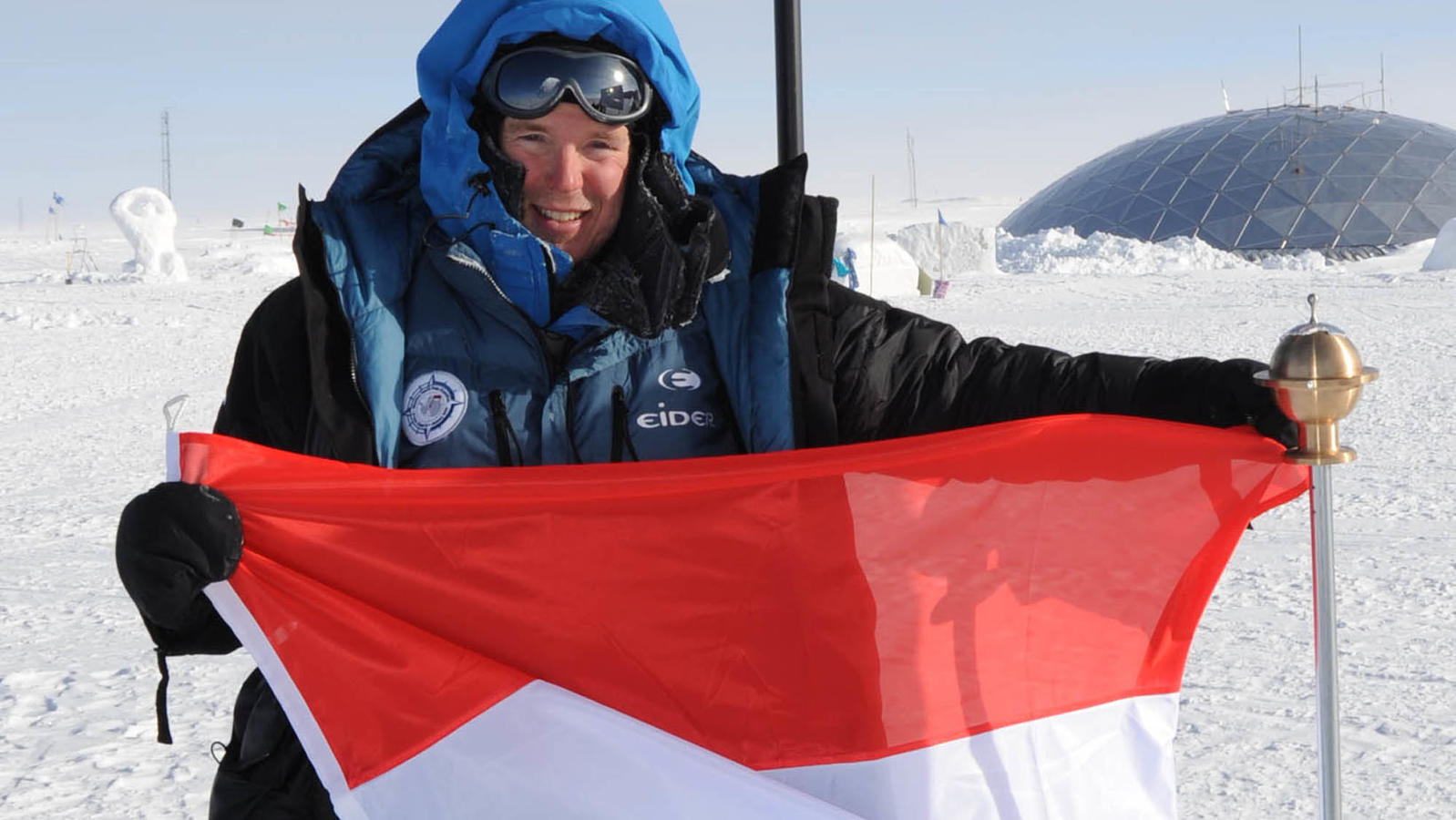 Fürst Albert II. von Monaco wird 60: Immer für eine Überraschung gut Albert von Monaco am Südpol mit der Flagge des Fürstentums