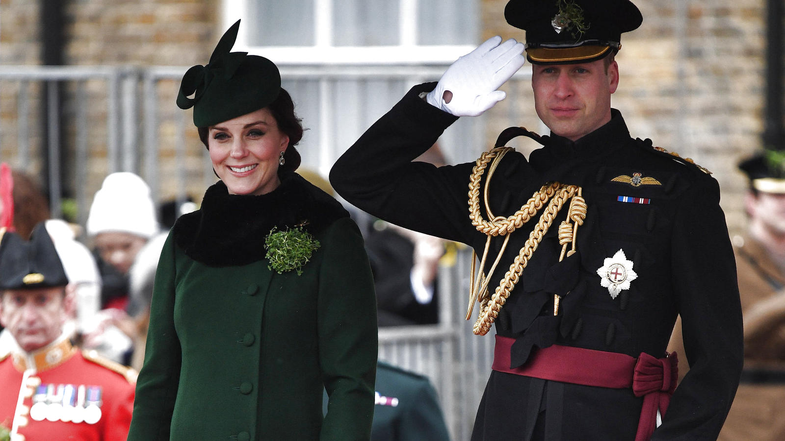 Ganz in Grün: Herzogin Kate und Prinz William feiern St. Patrick's Day 17.03.2018, Großbritannien, London: Der britische Prinz William und seine Frau Kate Middleton, Herzogin von Cambridge, verfolgen eine Parade am St. Patrick's Day. Foto: Andrew Parsons/Sunday Times/PA Wire/dpa +++ dpa-Bildfunk +++