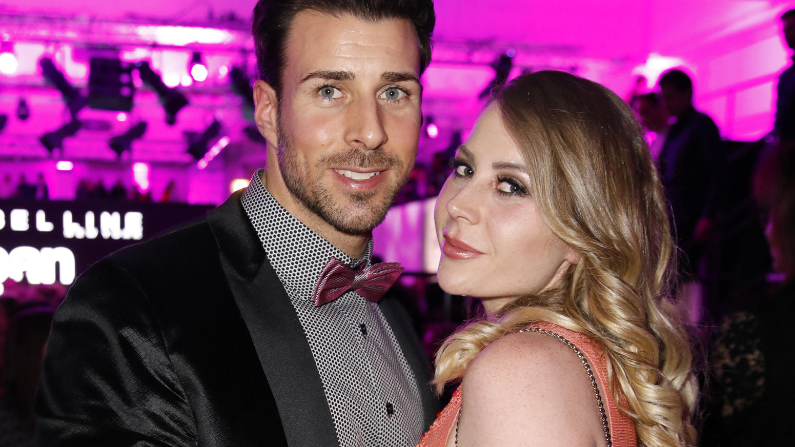 Ex-'Bachelor' Leonard Freier und seine Caona: Das macht ihr Hochzeitsdatum so besonders Leonard Freier und seine Verlobte Caona