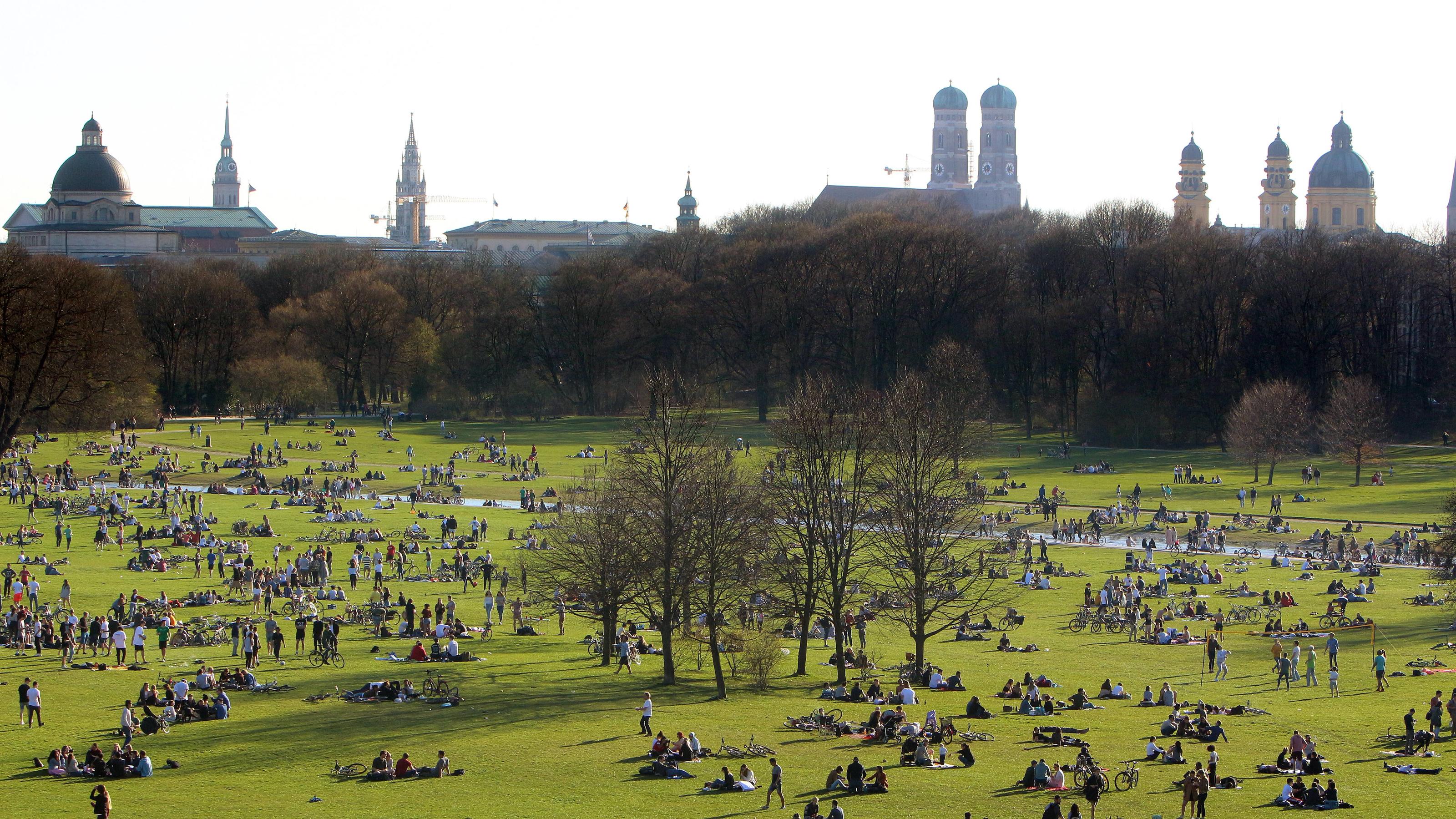 Englischer Garten in München Jugendliche bewerfen