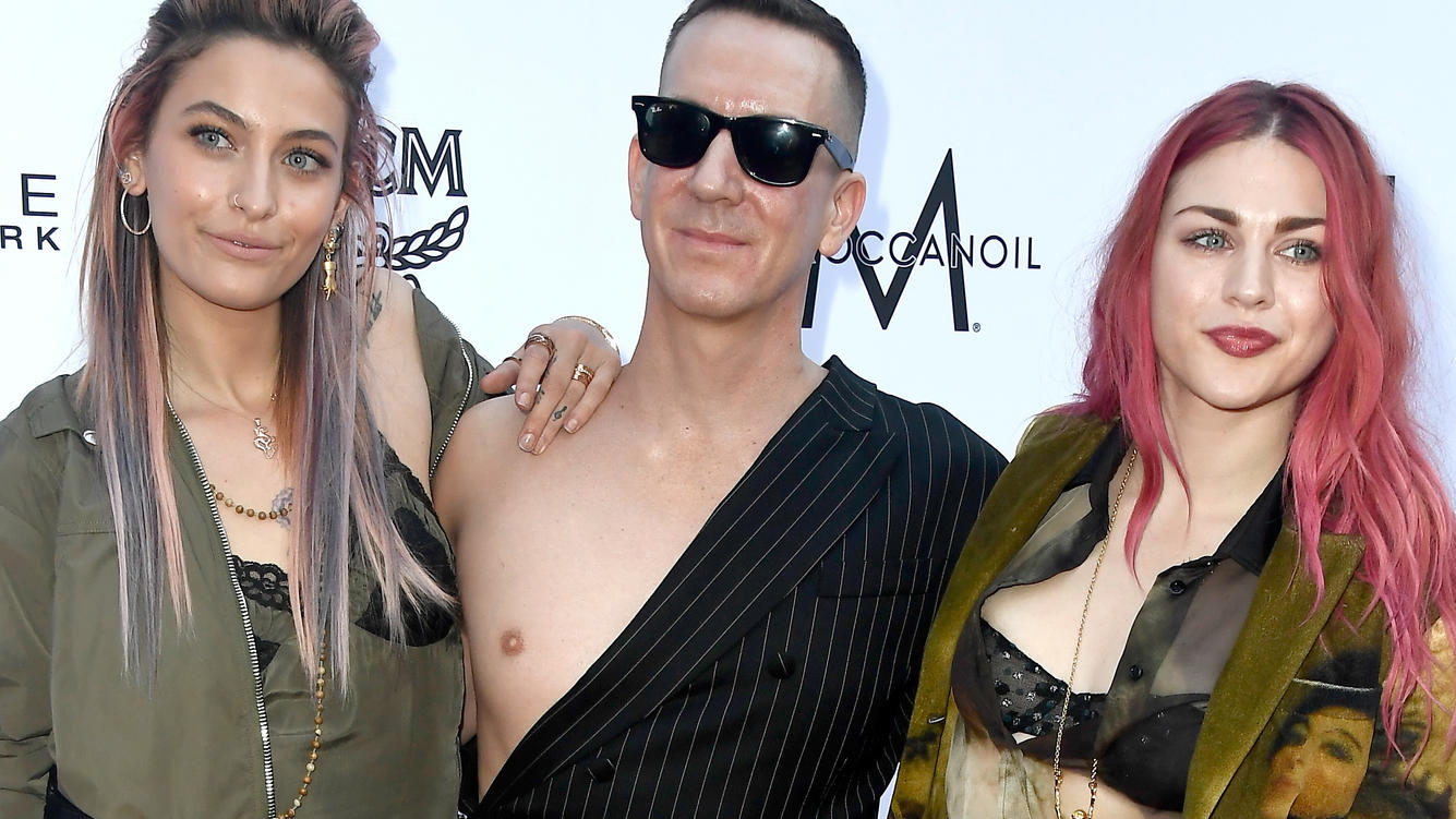 Catherine Zeta-Jones: Ihre Tochter läuft ihr den Rang ab Verstehen sich gut: Paris Jackson (l.) und Frances Bean Cobain (r.), zusammen mit Jeremy Scott (m.).