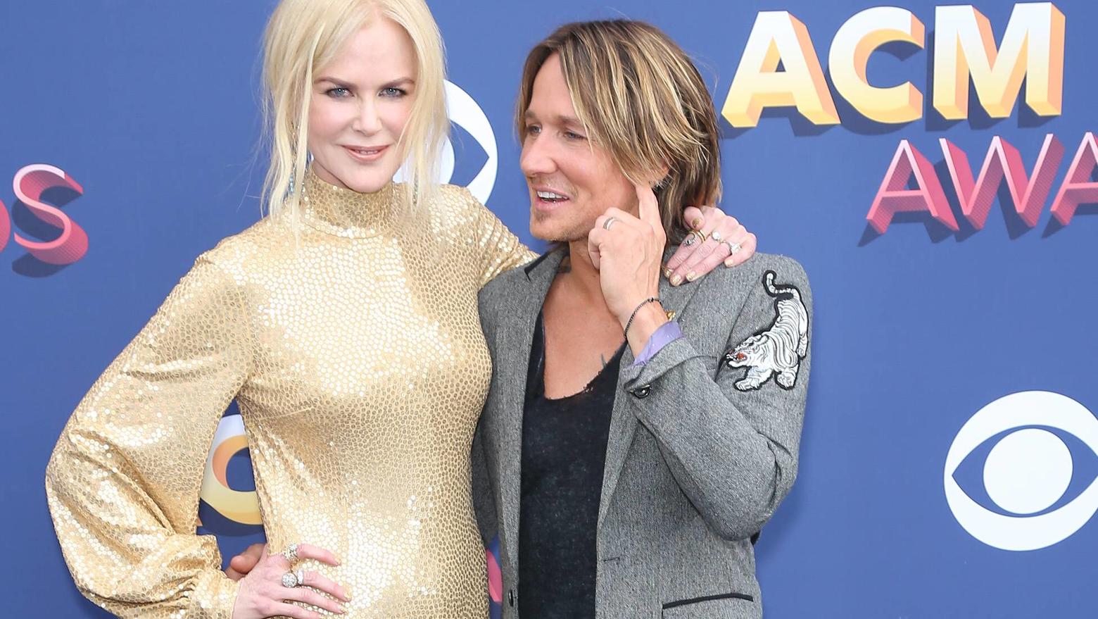 Nicole Kidman: Ihr Kleid war nur von hinten ein Kracher Nicole Kidman posiert gemeinsam mit Ehemann Keith Urban auf dem roten Teppich.