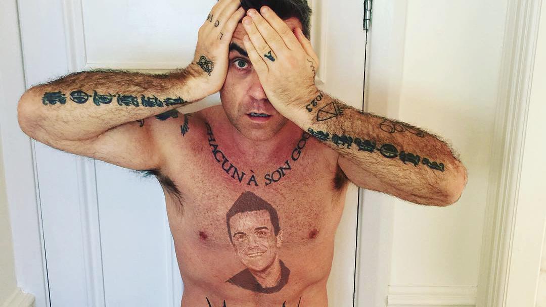 Robbie Williams trägt sein eigenes Bild auf der nackten Brust Ungewöhnliches Motiv auf der Brust: Robbie Williams