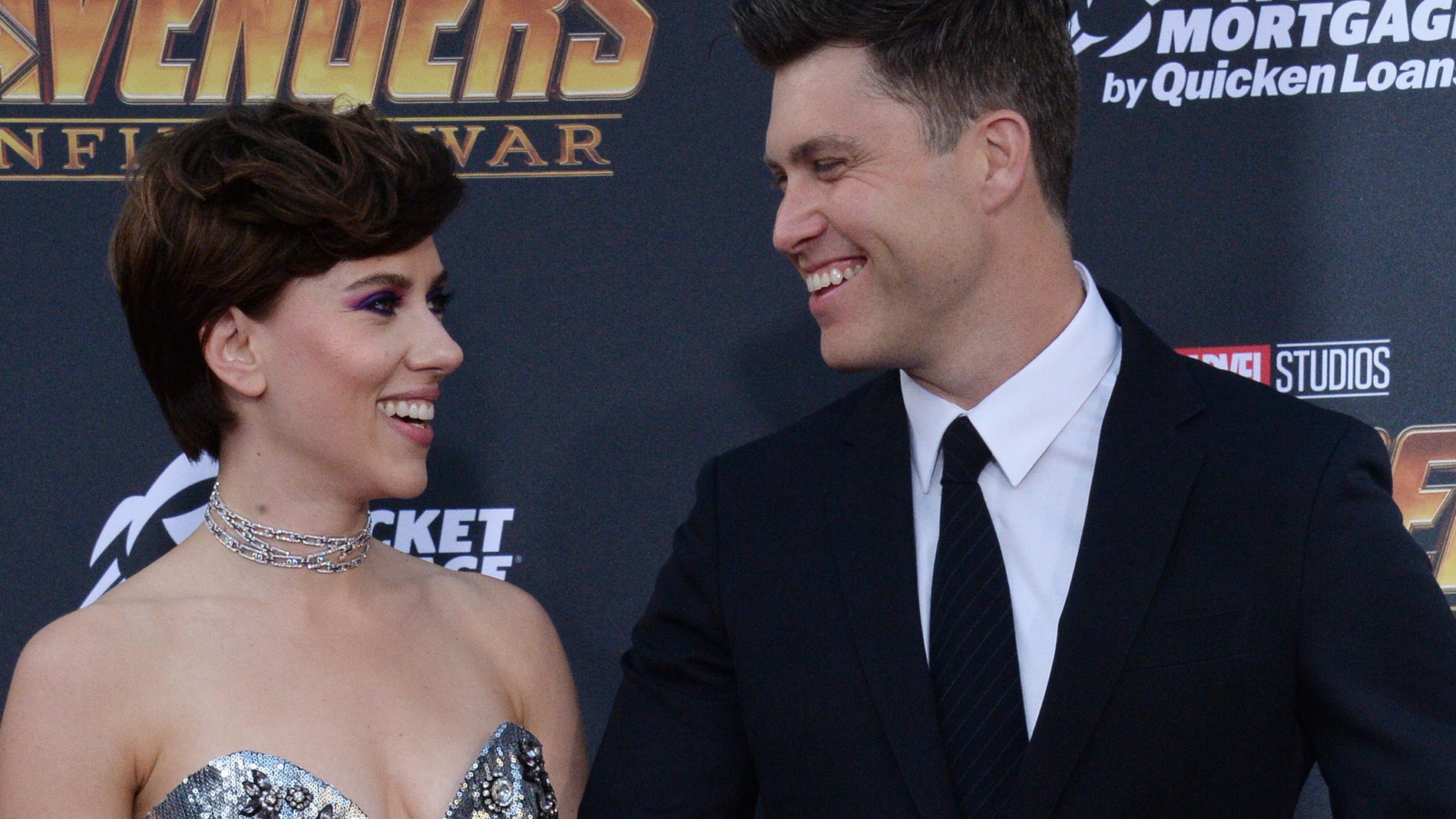 Scarlett Johansson: Schwer verliebt mit Colin Jost bei 'Avengers: Infinity War'-Premiere Scarlett Johansson mit ihrem Freund Colin Jost