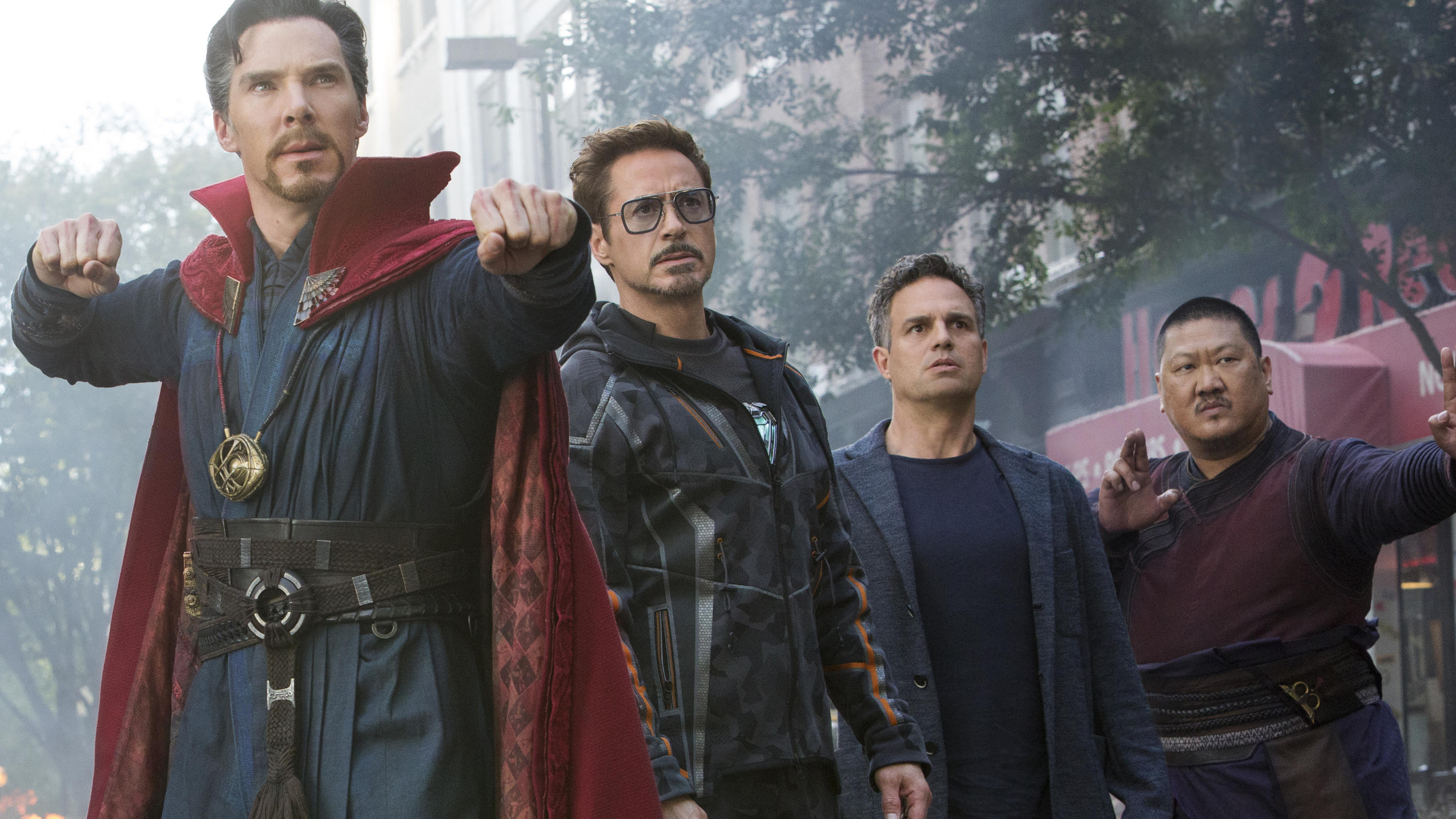 'Avengers: Infinity War' mit Robert Downey Jr. & Co.: Ist der Marvel-Film einen Kinobesuch wert? Doctor Strange (Benedict Cumberbatch), Iron Man (Robert Downey Jr.), Bruce Banner (Mark Ruffalo) und Wong (Benedict Wong) bilden eine Front gegen Thanos.