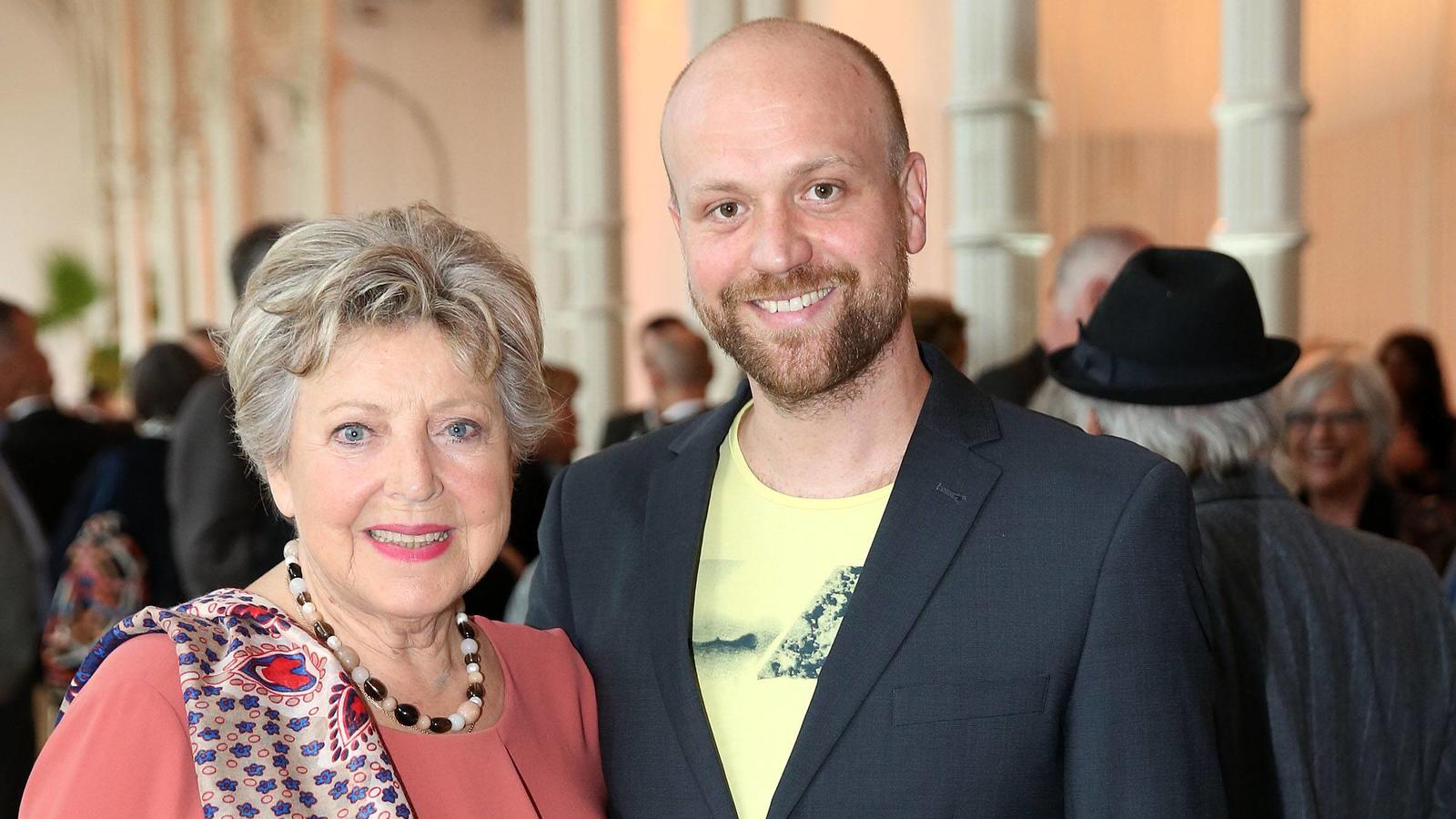 Moritz A. Sachs: Der 'Lindenstraße'-Star hat in zehn Wochen fast 30 Kilo abgenommen! So schlank präsentiert sich Moritz A. Sachs mit Serien-Mutter Marie Luise Marjan Ende April in Köln
