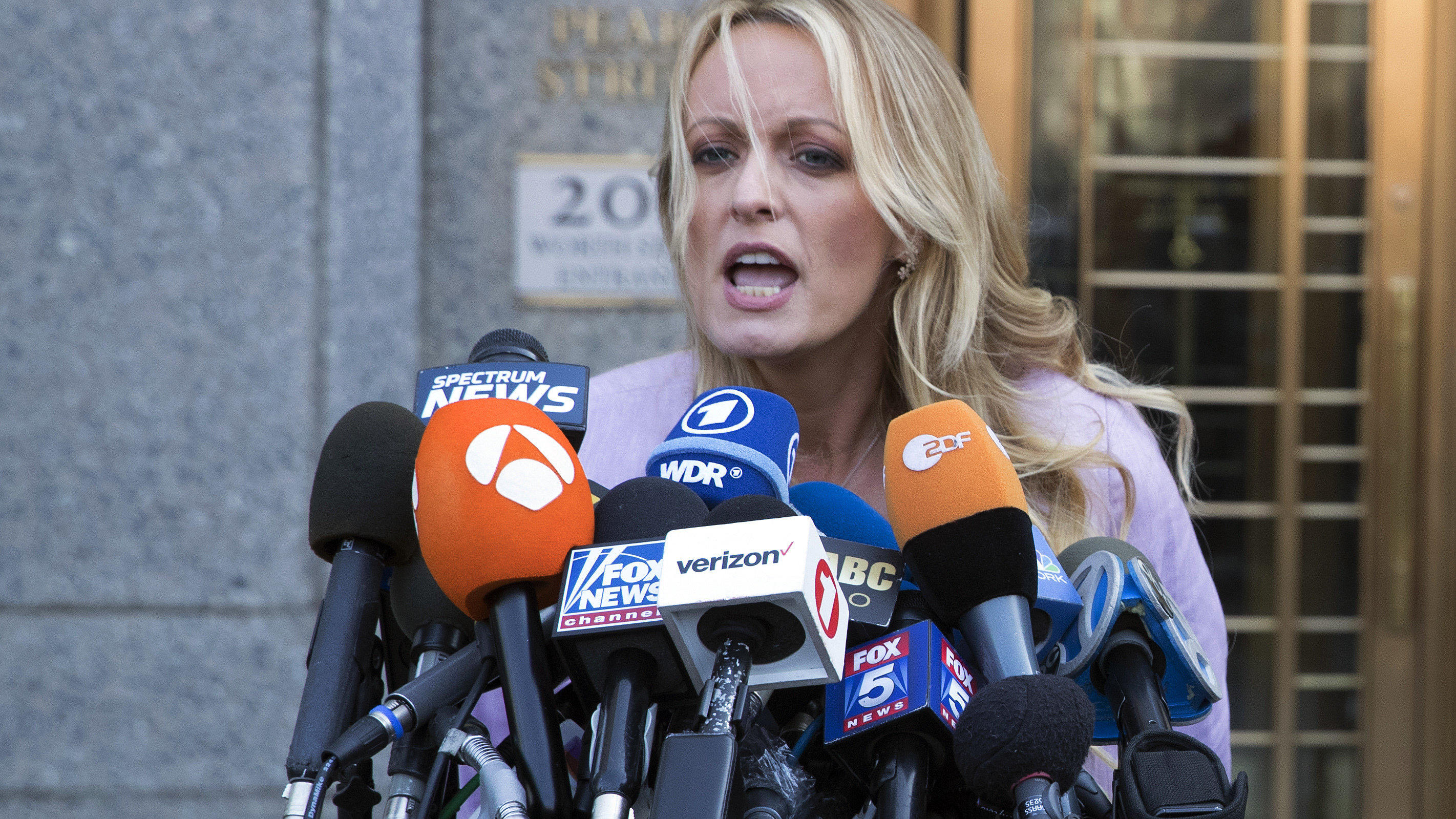 Stormy Daniels: Jetzt verklagt sie Donald Trump selbst ARCHIV - 16.04.2018, USA, New York: Die US-Pornodarstellerin Stormy Daniels (Stephanie Clifford) spricht nach dem Verlassen des Bundesgerichts mit Medienvertretern. Sie hat Klage gegen US-Präsident Donald Trump wegen Verleumdung eingereicht. Hintergr