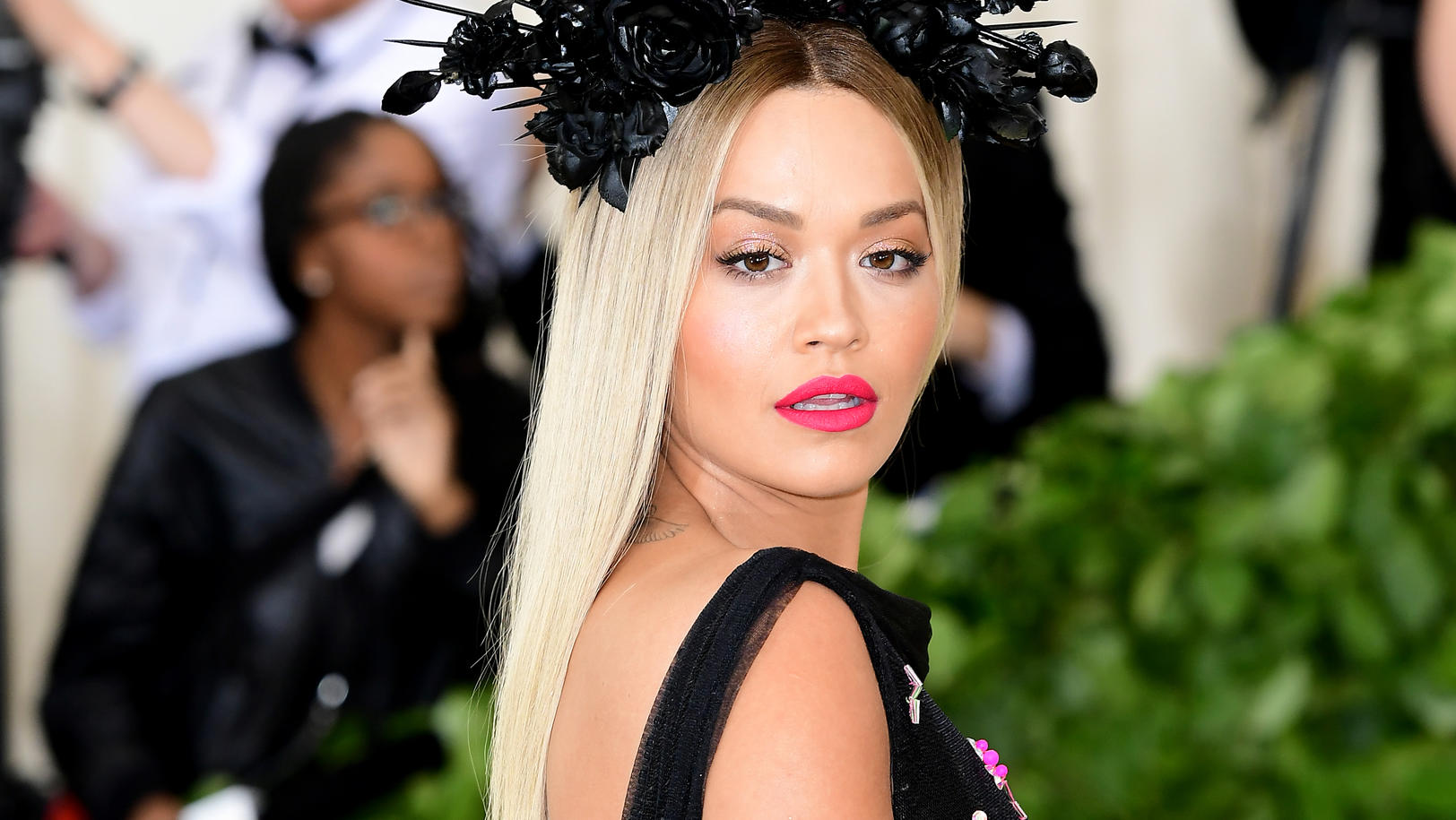 Heftige Kritik an Rita Oras Song 'Girls' - Jetzt entschuldigt sie sich Hat sie die LGBTQ-Community beleidigt? Rita Ora bezieht Statement