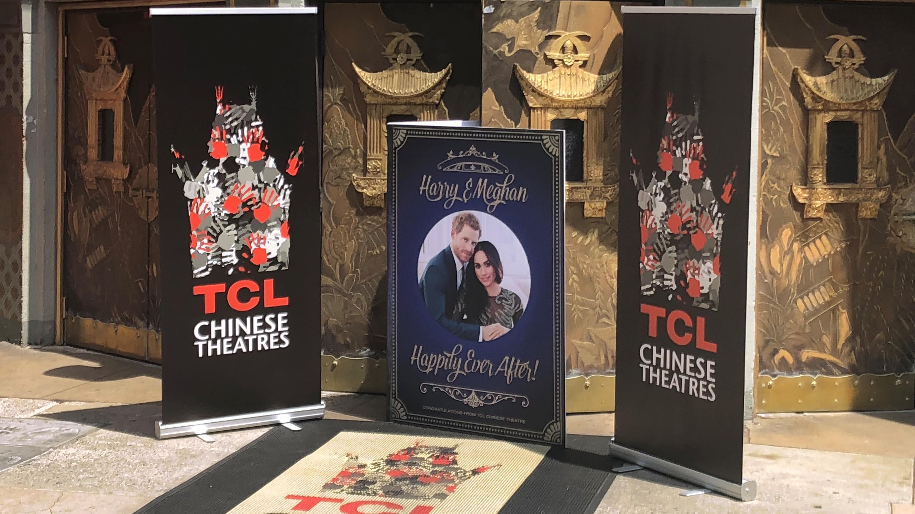 'Unsere Prinzessin aus L.A.': So abgefahren feiert Los Angeles Meghans Hochzeit Hollywood im Meghan-Fieber: Mannshohe Hochzeitskarte vor dem Chinese Theatre