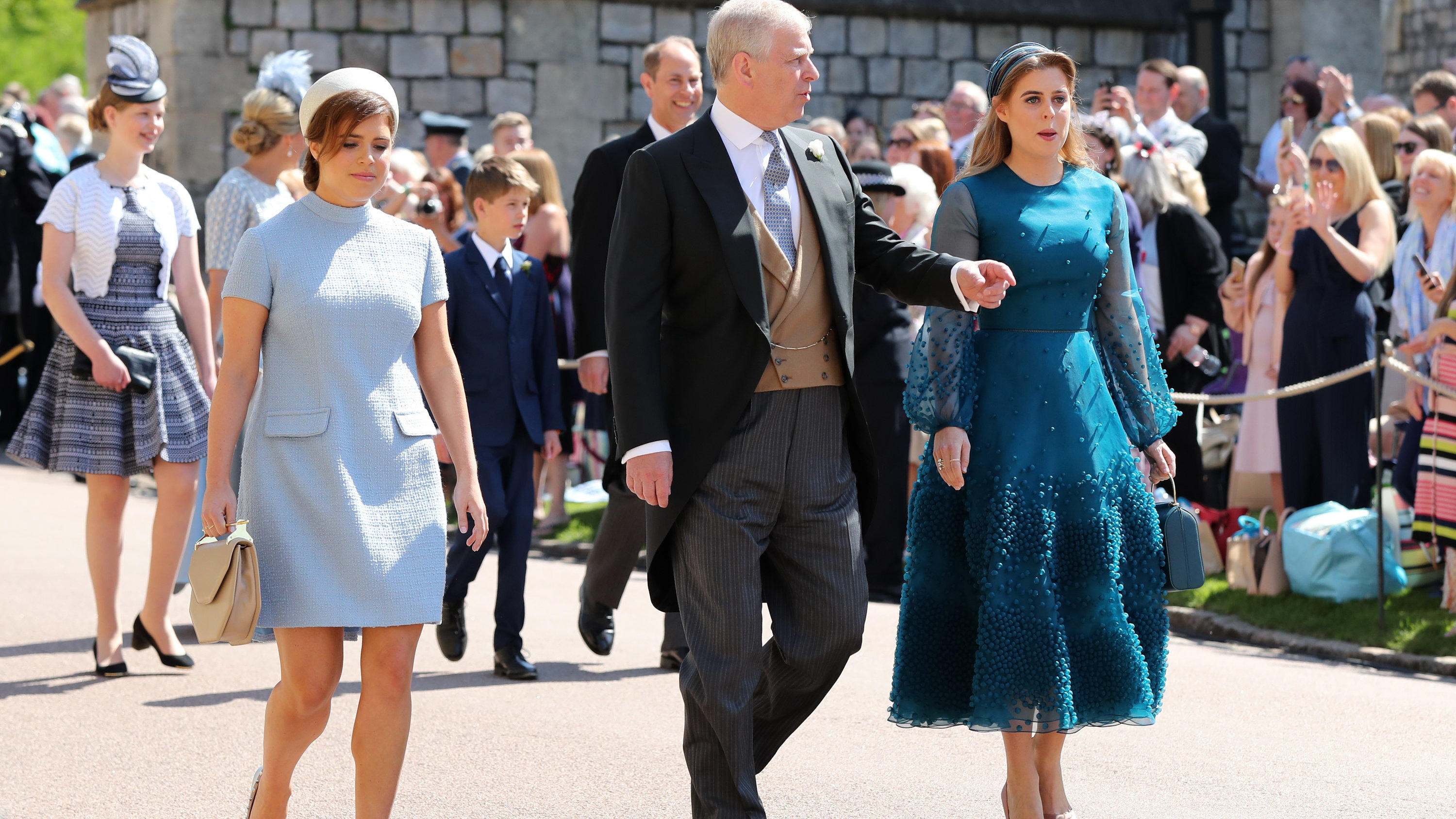 Skandal um Prinz Andrew: Keine neuen royalen Aufgaben mehr für Prinzessinnen Eugenie & Beatrice? Prinz Andrew mit seinen Töchtern bei der Hochzeit von Prinz Harry und Herzogin Meghan 2018.