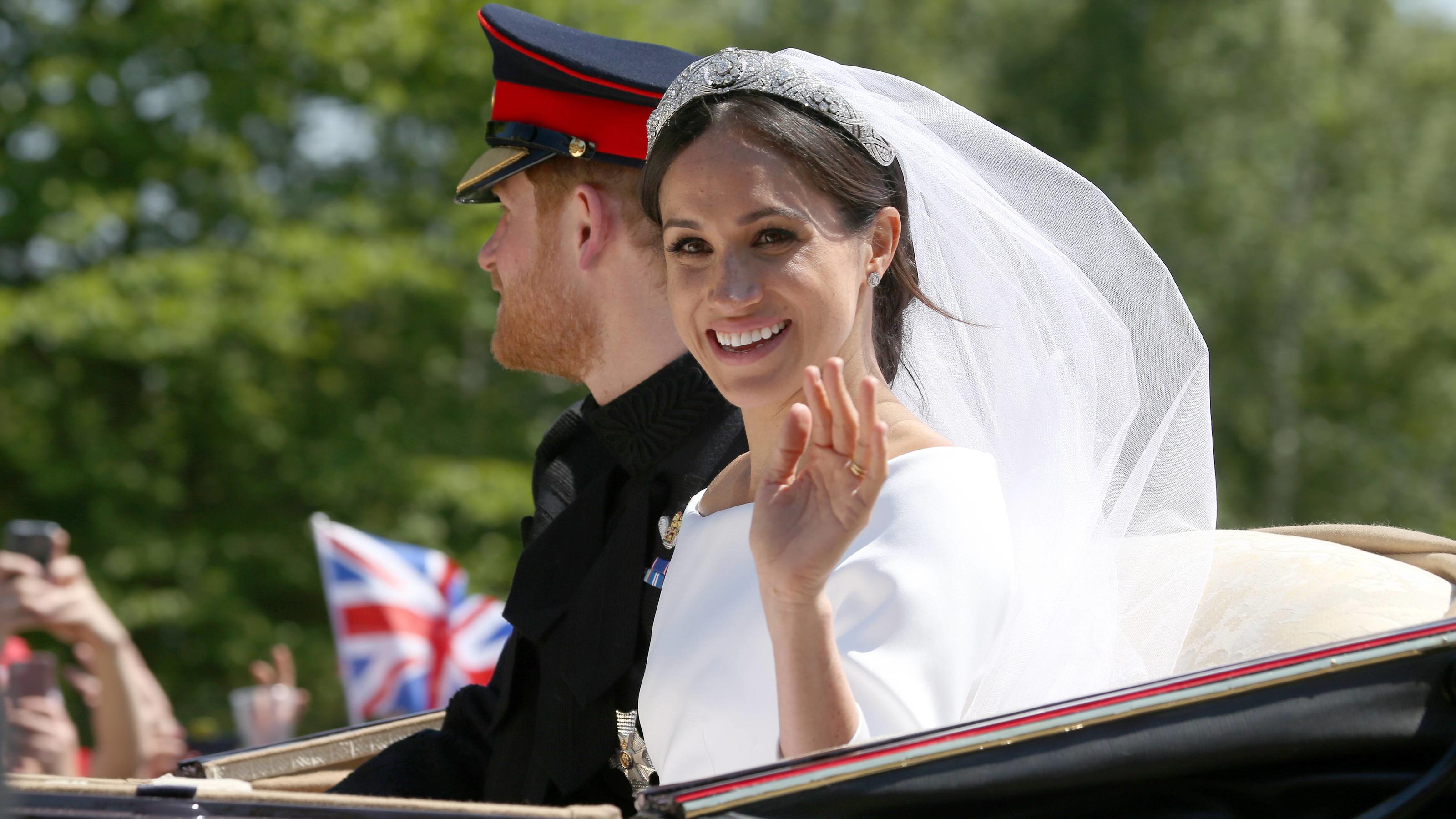 Meghans Ehering ist aus Gold der Queen gefertigt Prince Henry Charles Albert David of Wales marries Ms. Meghan Markle in a service at St George s Chapel inside the grounds of Windsor Castle. Prince Harry, Duke of Sussex and Meghan, Duchess of Sussex leave Windsor Castle in the Ascot Landau carriage