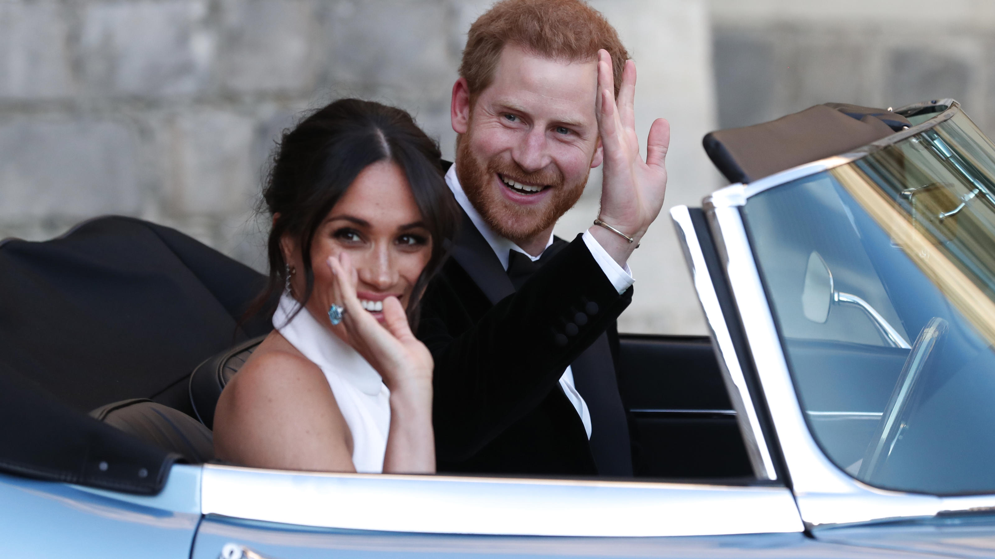Herzogin Meghan und Prinz Harry: Sind Ihnen diese 13 Hochzeitsdetails aufgefallen? WINDSOR, UNITED KINGDOM - MAY 19: Duchess of Sussex and Prince Harry, Duke of Sussex wave as they leave Windsor Castle after their wedding to attend an evening reception at Frogmore House, hosted by the Prince of Wales on May 19, 2018 in Windsor, Eng