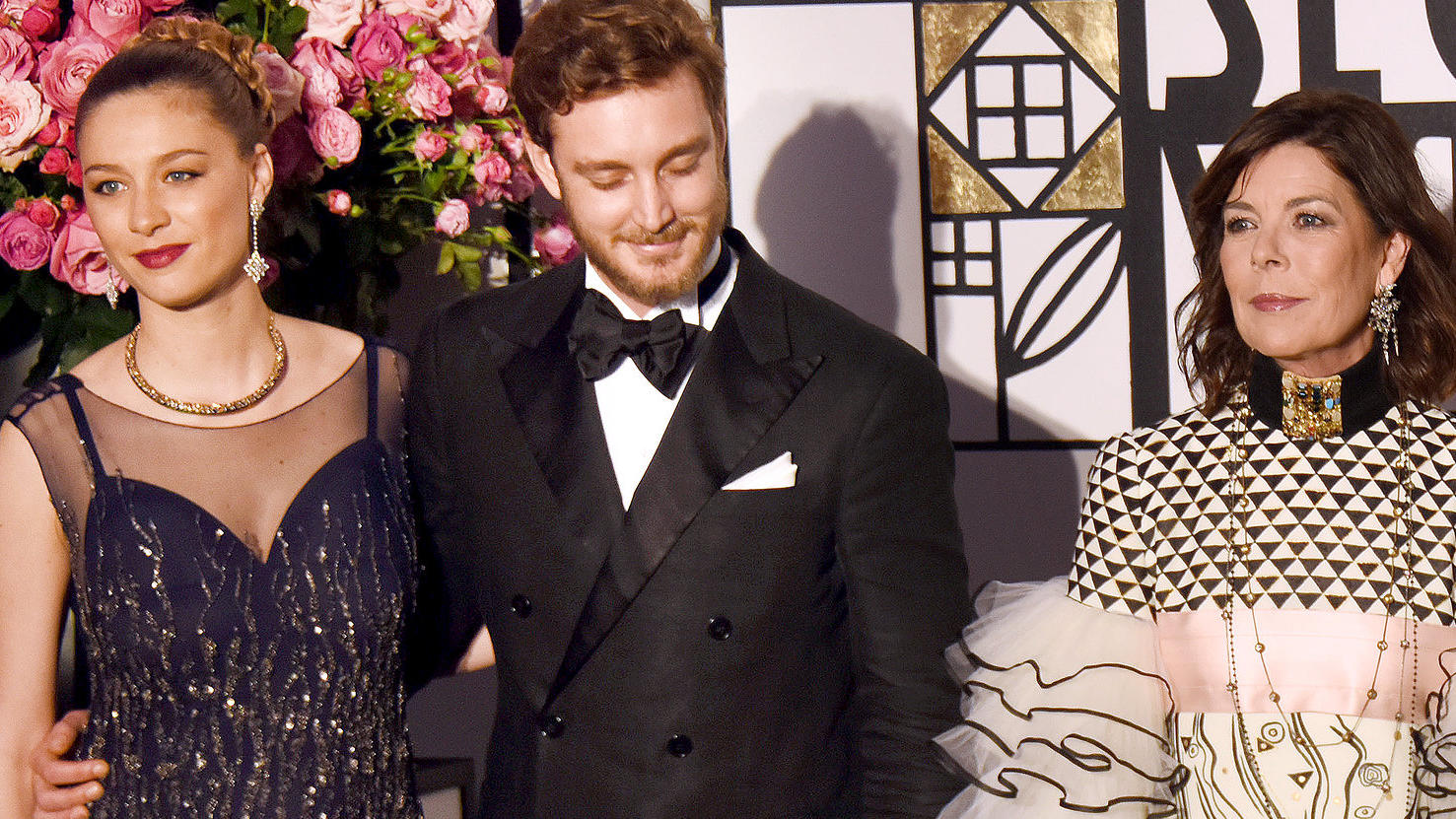 Fürstentum bestätigt: Beatrice Casiraghi ist erneut Mutter geworden Prinzessin Caroline von Hannover (M), ihr Sohn Pierre Casiraghi und dessen Frau, Gräfin Beatrice Boromeo (l), der deutsche Modedesigner Karl Lagerfeld und Prinzessin Charlotte Casiraghi (r) stehen am 18.03.2017 bei der Ankunft zum Rosenball in Monaco