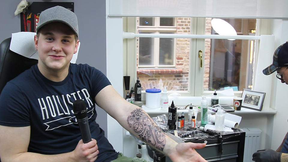"Es wird nicht mein letztes Tattoo sein" Felix van Deventer begibt sich unter die Nadel