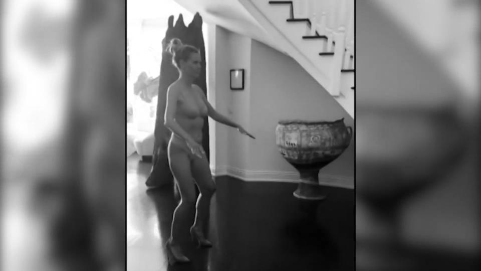 Kostüm-Vorbereitungen Heidi Klum steckt halbnackt im Halloween-Fieber