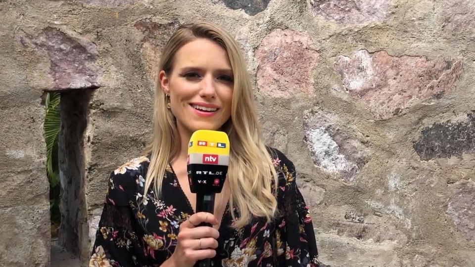 Vanessa Meisinger erklärt So funktioniert das Spiel "Blind Kissing"