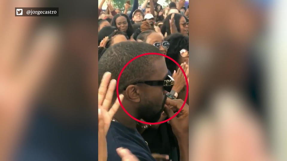 Das Netz diskutiert Isst Kanye West sein Ohrenschmalz?