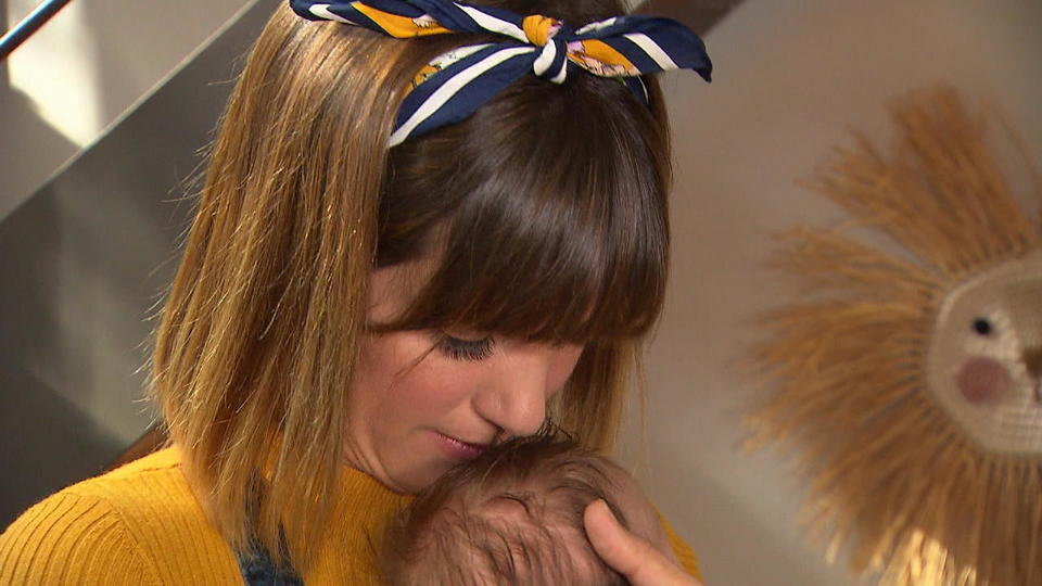 Baby Fritz hält sie auf Trab Isabell Horn litt unter Nippelschmerzen