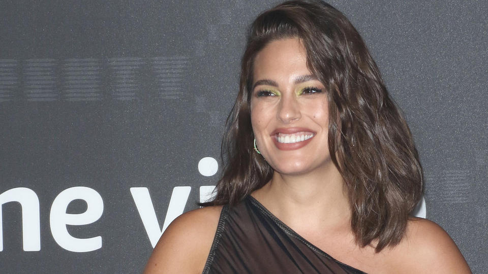 Bald-Mami lässt Hüllen fallen Ashley Graham zieht blank