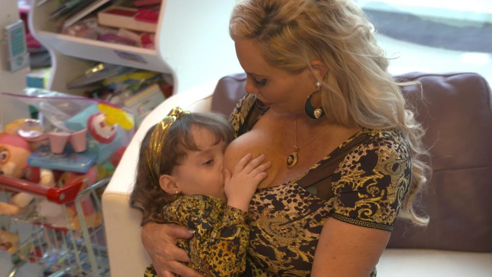 Exklusiv Coco Austin stillt Tochter Chanel (3) immer noch