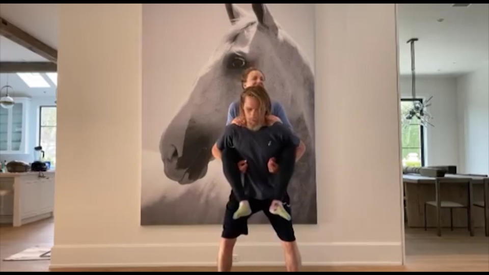 Partner-Workout Kaley Cuoco schafft die Koala-Challenge