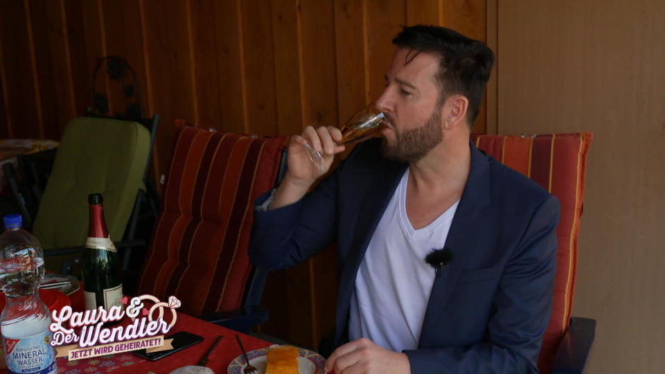 Laura und der Wendler Der Wendler schaut ins Glas