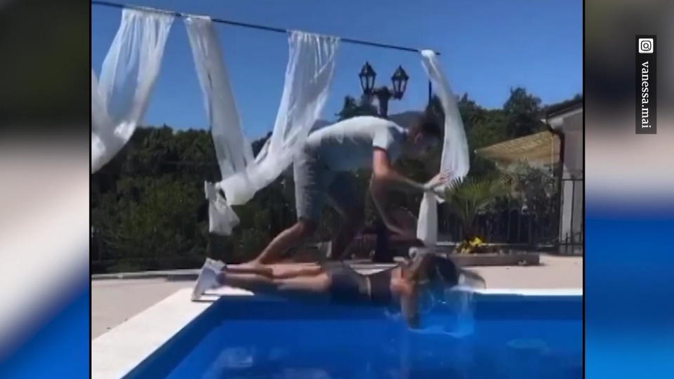 Schmerzhafter Unfall Knallt Vanessa Mai hier gegen die Pool-Kante?
