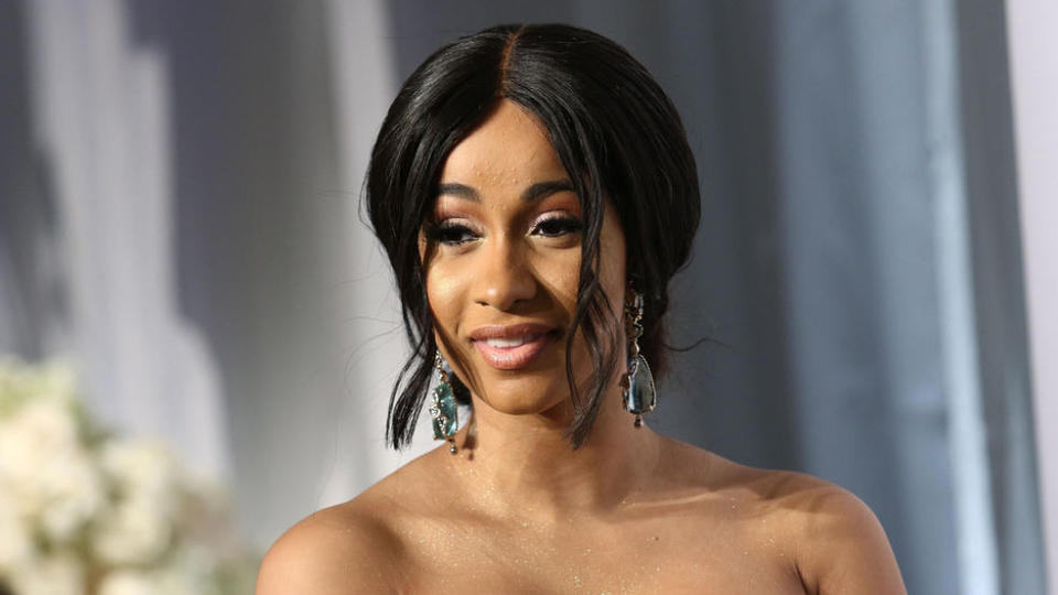 Konkurrenz für Jorge Gonzalez Cardi B: Nanu, was hat die denn da auf dem Kopf?