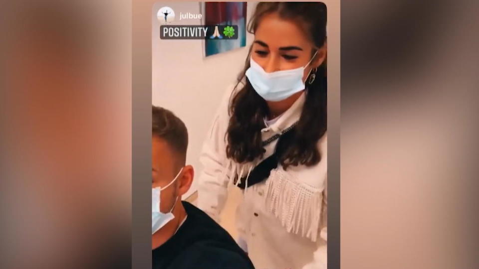 Mit Julian Büscher durch's Krankenhaus Sarah Lombardi verarztet ihren Freund Julian