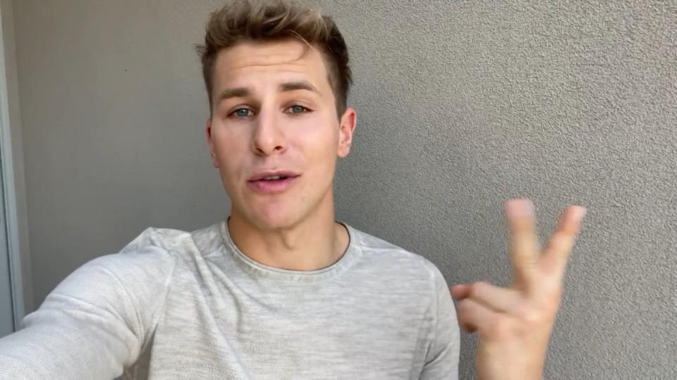 Bei „SUNNY – Wer bist du wirklich?“ Moderator und Model Lukas Sauer spielt mit und zieht blank