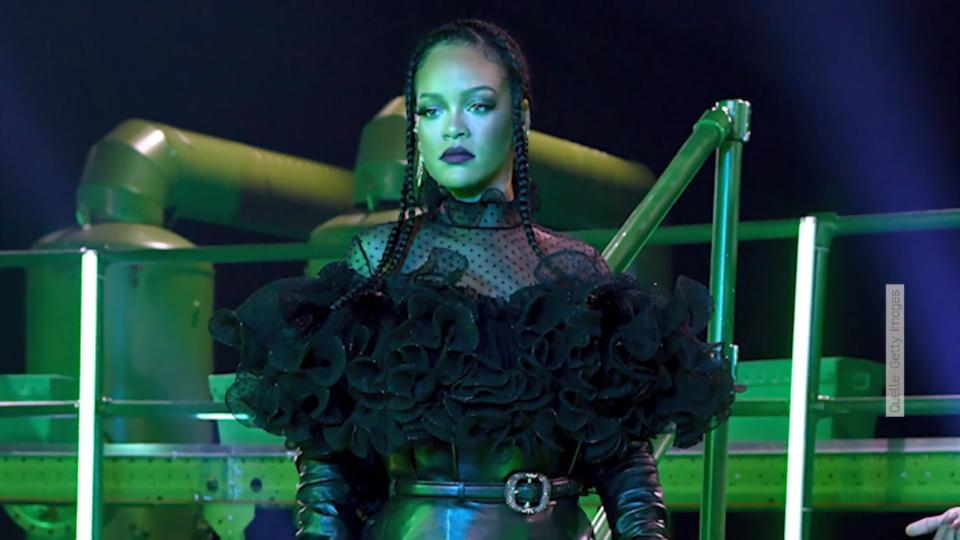 Hier räkelt sich sogar Demi Moore! Rihanna liefert die heißeste Dessous-Show des Jahres