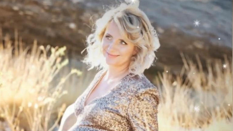 Baby-Bauch-Discokugel Anna Heiser zeigt ihren Babybauch im Glitzer-Dress