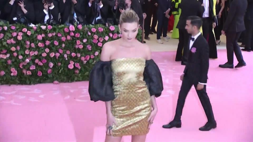 Babybauch im Anmarsch! Karlie Kloss führt ihre Babykugel durch Miami Beach