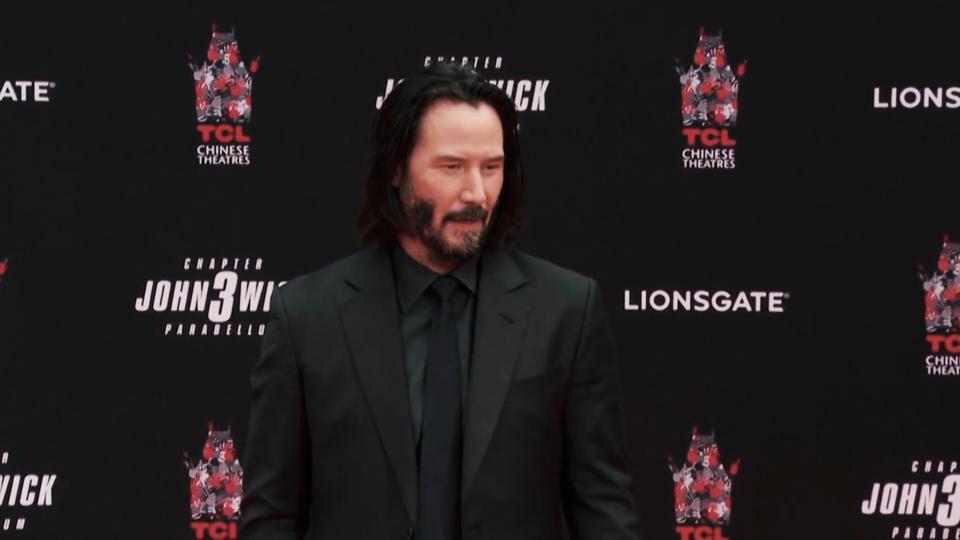 Timur Ülker wird zum Fanboy Keanu Reeves am GZSZ-Set
