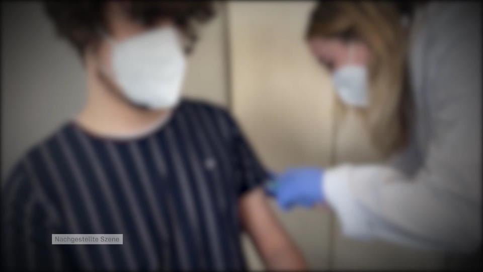Weil ihr eine Ampulle zerbrochen ist Impf-Mitarbeiterin ersetzt Biontech durch Kochsalzlösung