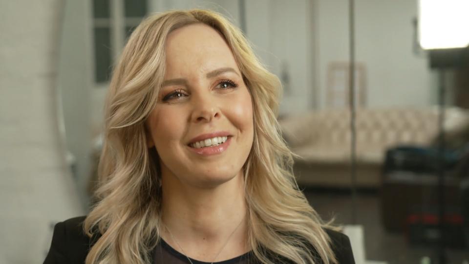 Isabel Edvardssons erster Auftritt nach Geburt Entspannt mit rundem After-Baby-Body
