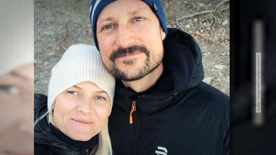 Mit Haakon im Wasser Kronprinzessin von Norwegen Mette Marit auf Kajak-Tour