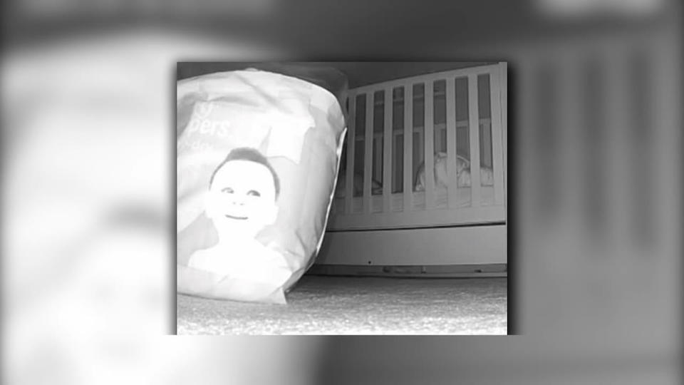 Schreckmoment im Kinderzimmer Mutter sieht fremdes Kind durch Babyphone-Kamera