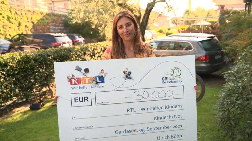 Alpen-Überquerung Jana Azizi erradelt 30.000 Euro mit dem GBI Deutschland