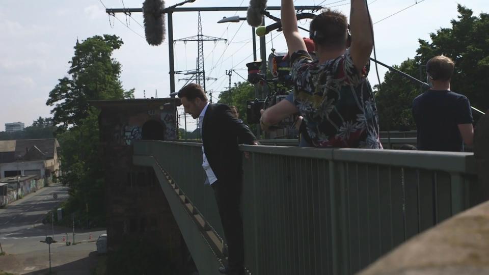 Backstage beim AWZ-Drama! Wird sich Justus in den Tod stürzen?