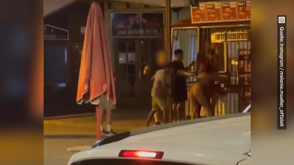 Nackter Wahnsinn Randale an Melanie Müllers Malle-Grillbude