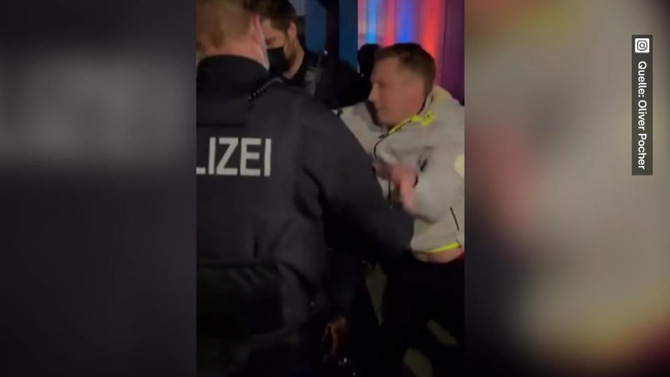 Nach Strandkorbkonzert Oliver Pocher Wird Von Der Polizei Abgefuhrt Video Vip De