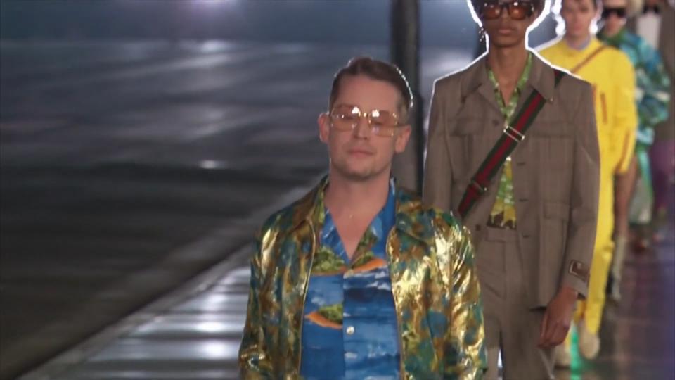 Kevin allein auf dem Catwalk "Kevin" Macaulay Culkin als Model für Gucci
