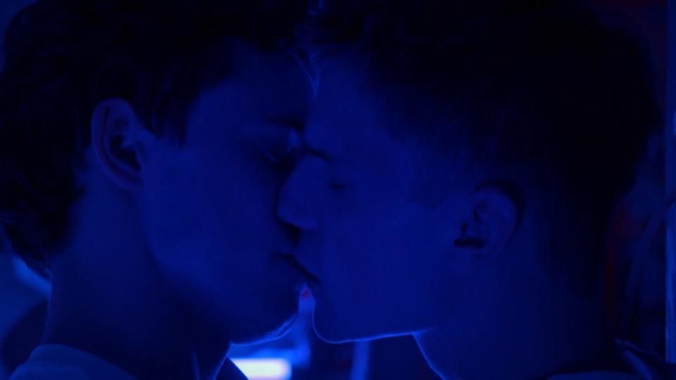 GZSZ-Wochenvorschau Teil 3 Aus dem Nichts: Luis küsst Moritz im Club