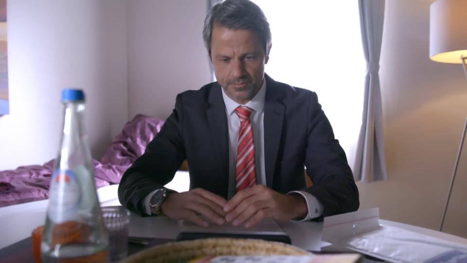 „Unter uns“-Folge vom 10.01.22 Benedikt nimmt ein Abschiedsvideo auf