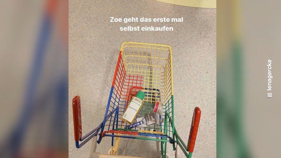 Kleine Helferin Lena Gerckes Tochter Zoe geht einkaufen