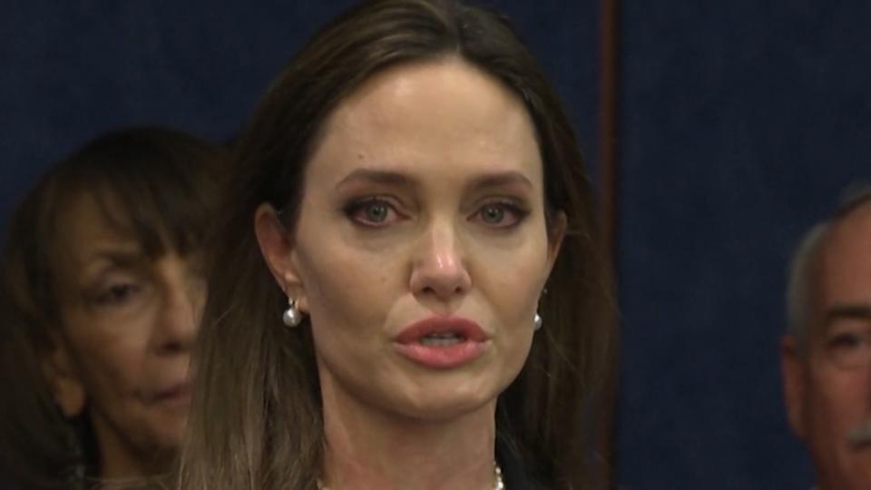 Für den Schutz für Opfer von häuslicher Gewalt Angelina Jolie weint und schluchzt vor laufender Kamera
