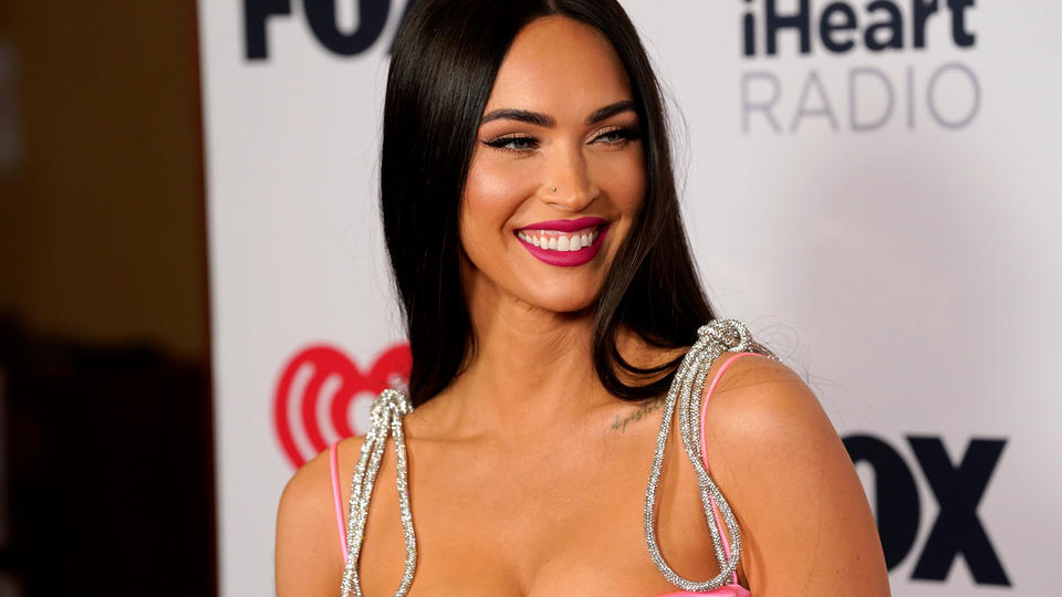 Ein echter Klassiker Megan Fox‘ Outfit erinnert an Sofa